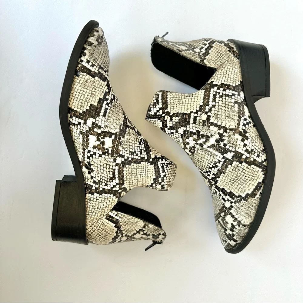 Steve Madden 8 Laramie Snakeskin Ankle Booties Side Cut Out Boots Almond Toe - Picture 3 of 10